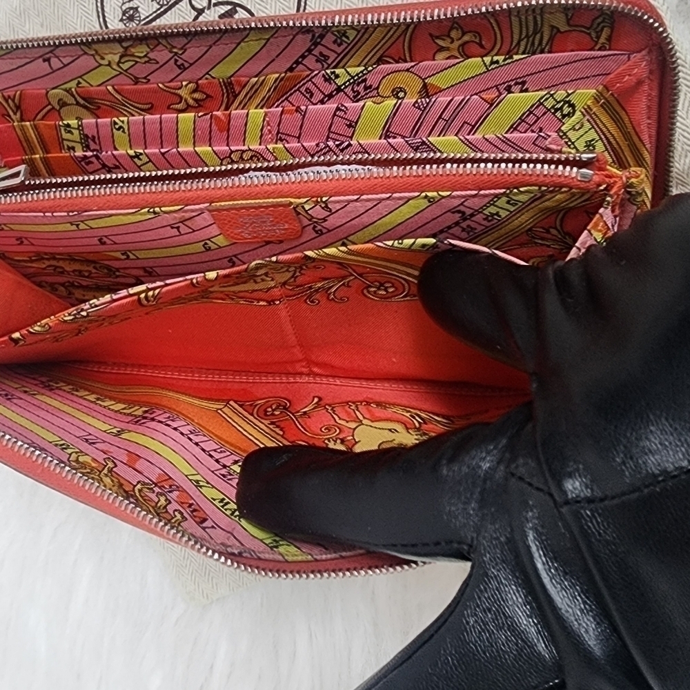 Hermès Leather Wallet – A Timeless Luxury with Character - Picture 7 of 12